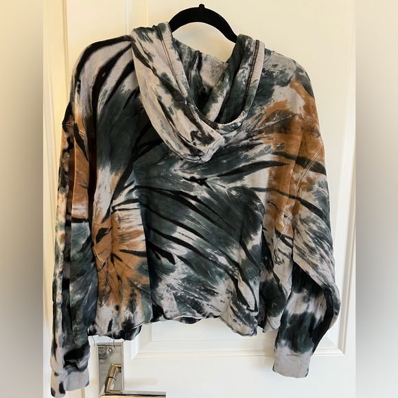 Tye dyed super soft sweatshirt. - Picture 3 of 3